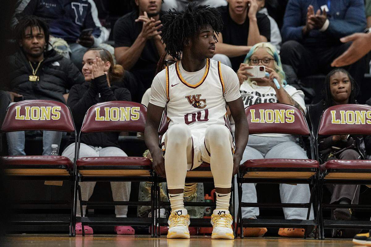 West Charlotte's Kaharri Coleman (00) looks on prior to being introduced for a boys varsity basketball game against Oak Hill Academy, Friday, Dec. 19, 2025, in Charlotte, N.C.
