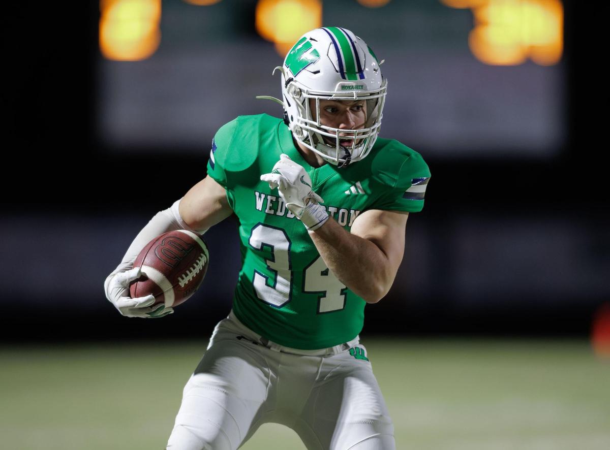 Weddington’s Nick Diamond (34) runs for the 1st down. Weddington would host Northern Guilford in the 3rd round of the N.C High School Athletic Association’s football playoffs Friday November 29, 2024.
