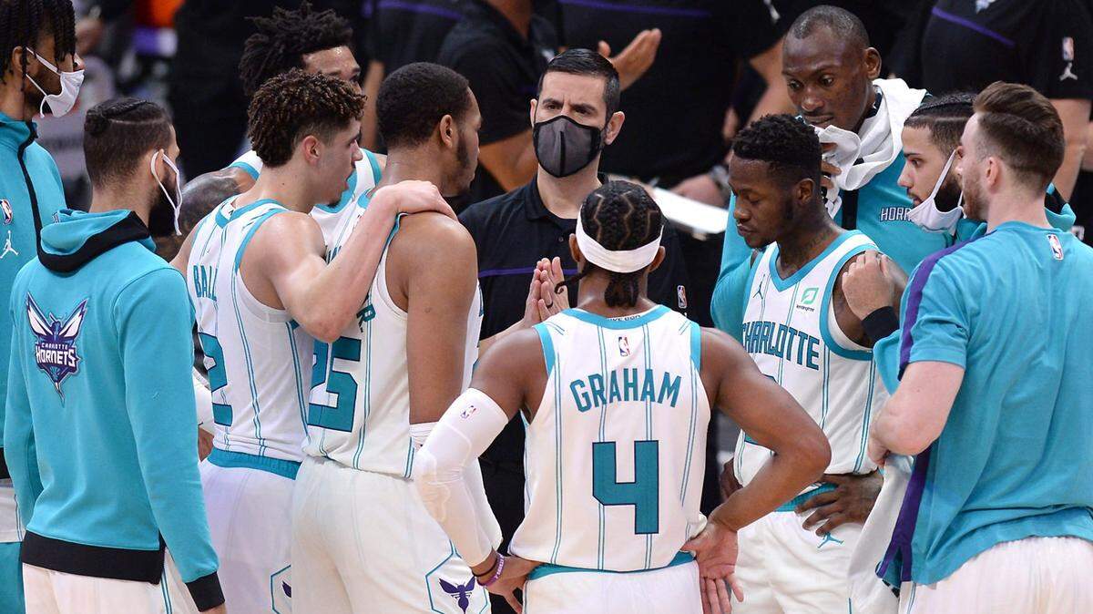 Charlotte Hornets head coach James Borrego speaks to his team during second half action against the New York Knicks on Monday, January 11, 2021 at Spectrum Center in Charlotte, NC. The Hornets defeated the Knicks 109-88.