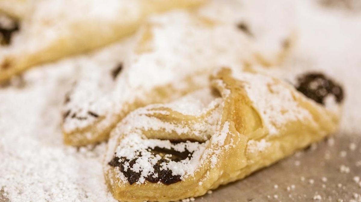When it comes to holiday dining, rather than labeling foods “good” or “bad,” focus instead on how you want to feel at the end of the meal, party or evening.