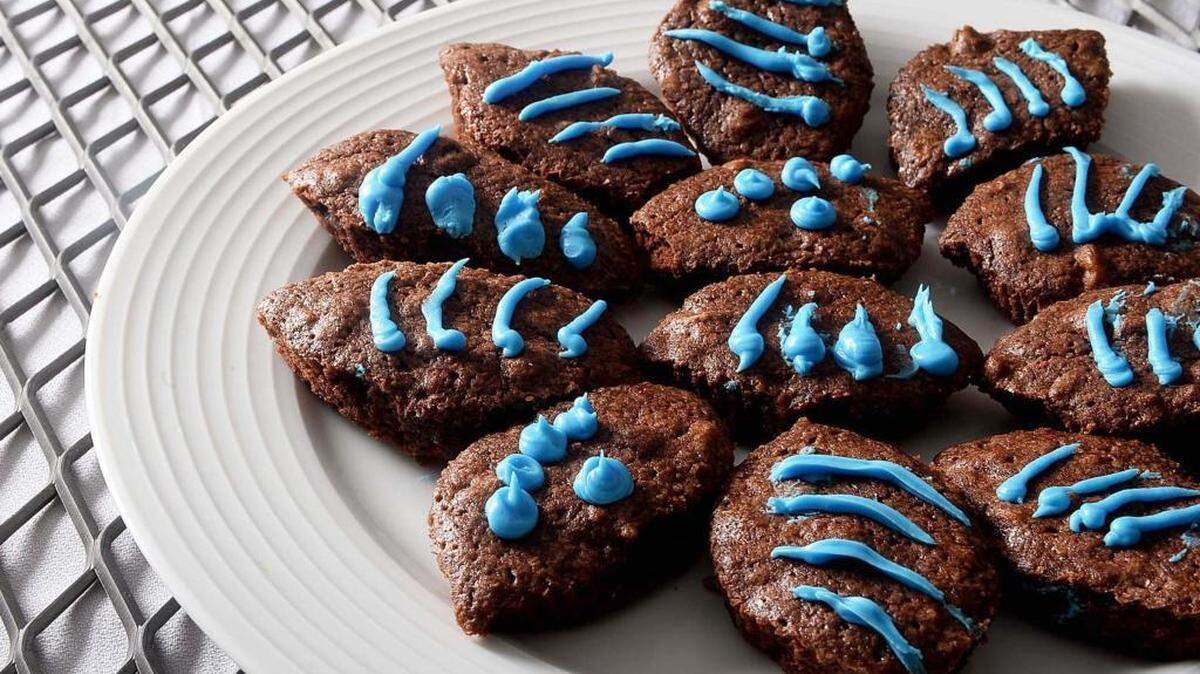 Touchdown Brownies. Back in 2004, Kathy Poe, a teacher at the Fletcher School, sent them to us just before that last Super Bowl run when she discovered that Betty Crocker’s Easy Flow Icing came in the perfect shade of Carolina blue. That product has been replaced in Charlotte-area Harris Teeter stores by a Wilton version, but we were delighted to discover that it’s also just the right shade of Panthers blue.