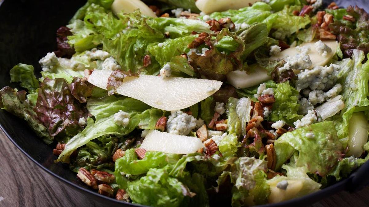 Green Salad With Pears, Pecans and Blue Cheese