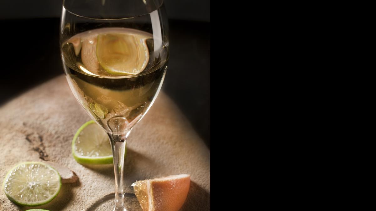 
Sauvignon Blanc wines usually have bright aromas of limes and grapefruit, and their acidity makes them refreshing matches with summer foods like seafood and salads. 
