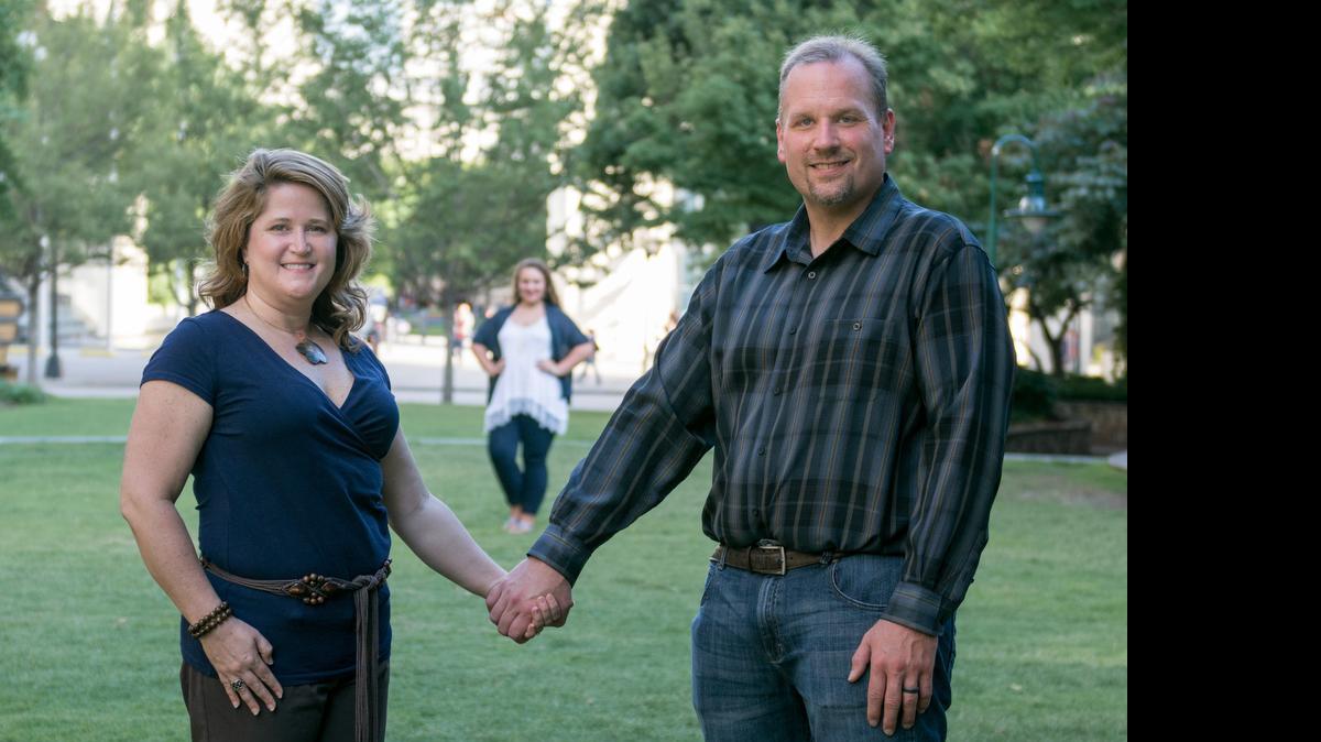 
 Dan Ziehm and his wife Lucinda, with Dan’s daughter Lauren in the background. Dan lost 126 pounds in 13 months with the help of a phone app.
