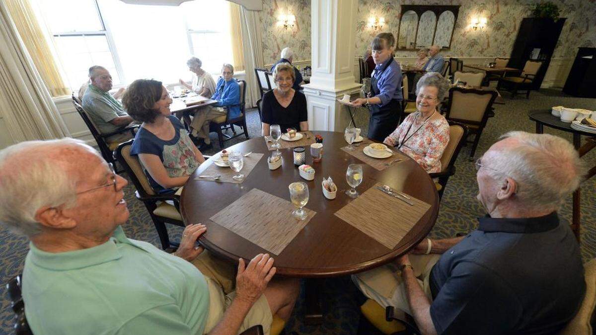 
Dessert is served after lunch to John Wellborn, left, Rebecca Grant, Joyce Cox, Scottie Wellborn, and John Soileau at Aldersgate retirement center on Tuesday, September 1, 2015. The facility is announcing a massive new expansion on the east side of Charlotte.
