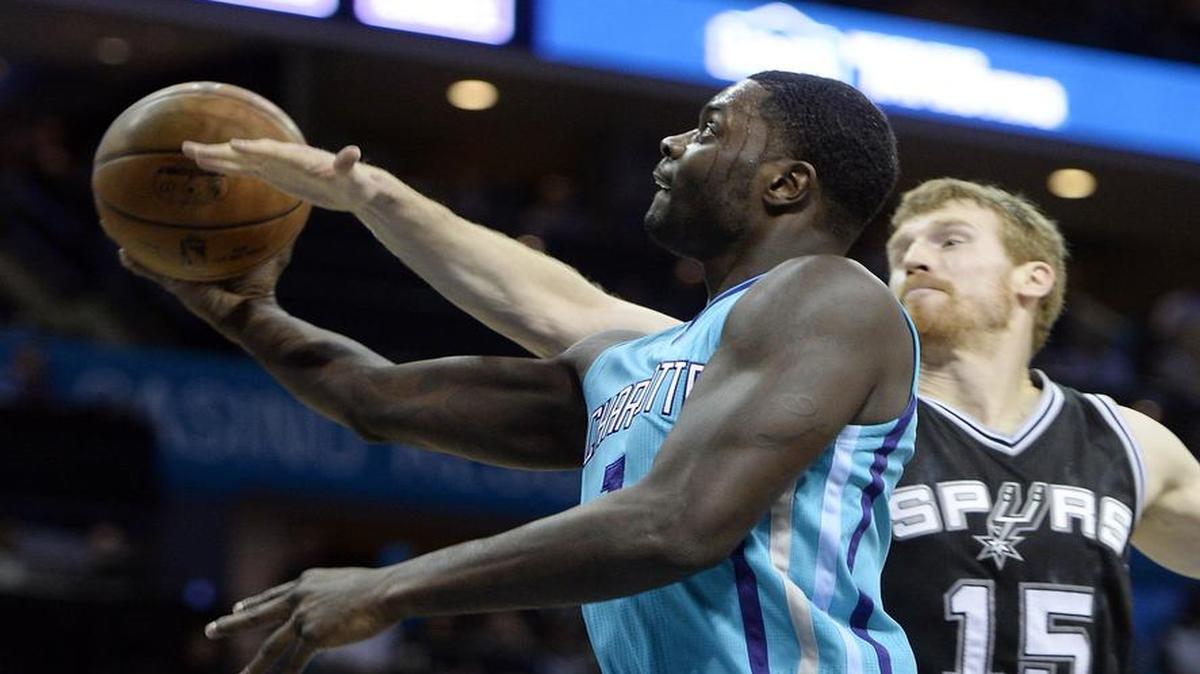 
San Antonio Spurs' Matt Bonner, against Charlotte Hornets' Lance Stephenson, says his new phone caused a bad case of tennis elbow.
