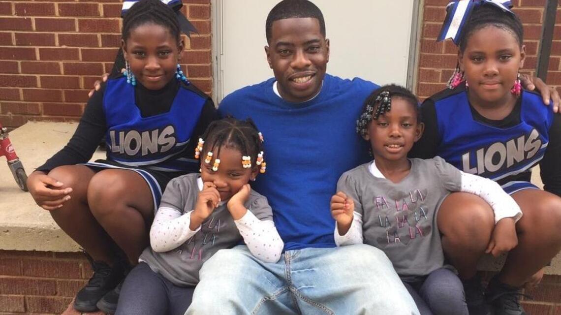 For single dad raising 2 sets of twin girls, having Christmas help is a big relief