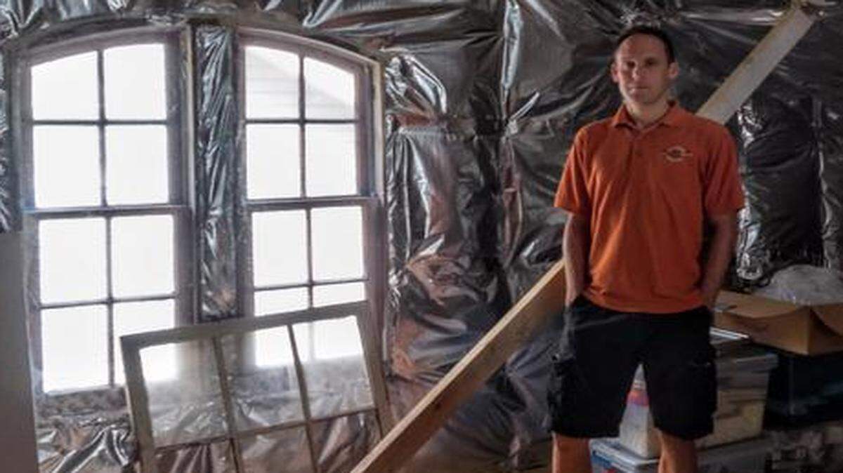 
Summer temperatures are moderate in Mike Gervais‘ attic. A foil-like radiant heat barrier keeps heat outside the attic at this Plaza Midwood home.


