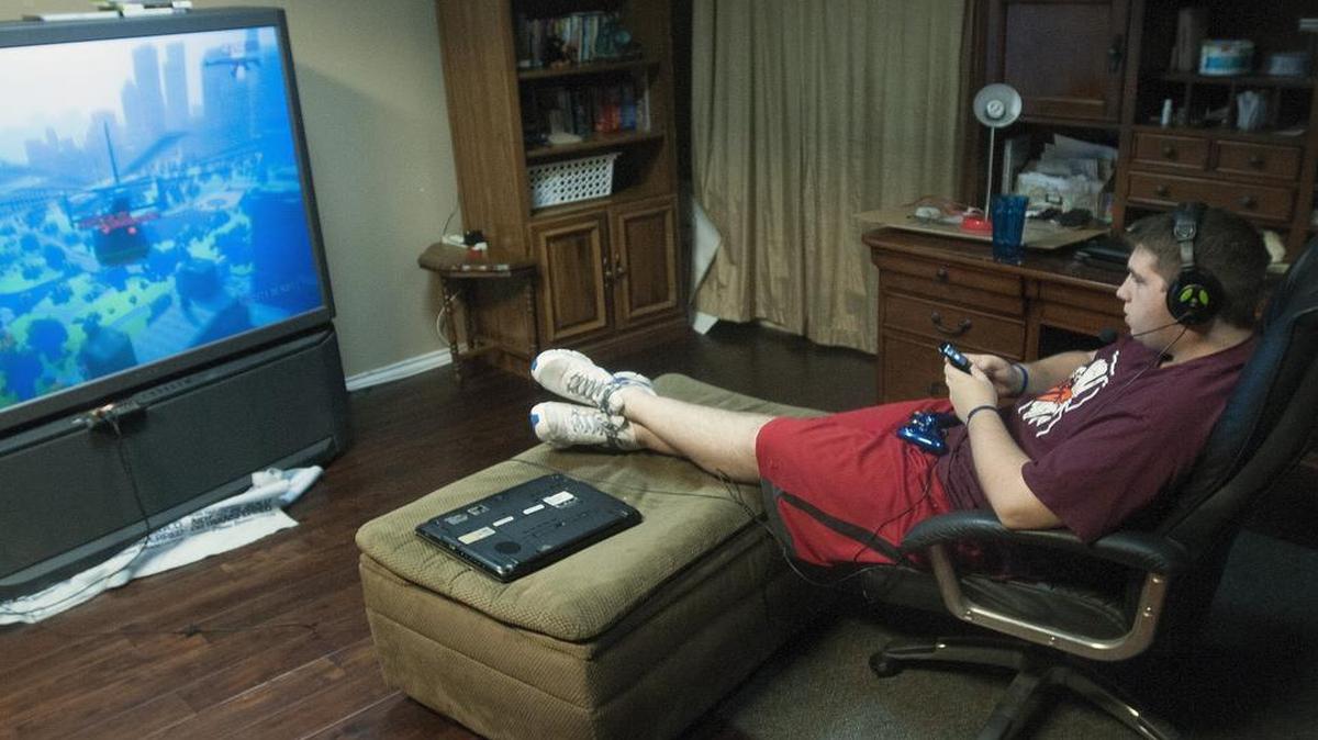 
Looking at TV, laptop and cellphone screens right before going to bed can be detrimental, sleep expert says.



