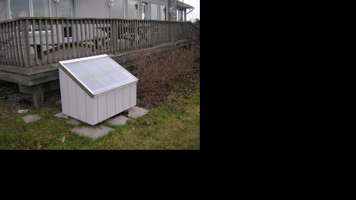 
This do-it-yourself solar water heating kit uses a batch design to preheat incoming cold water. 
