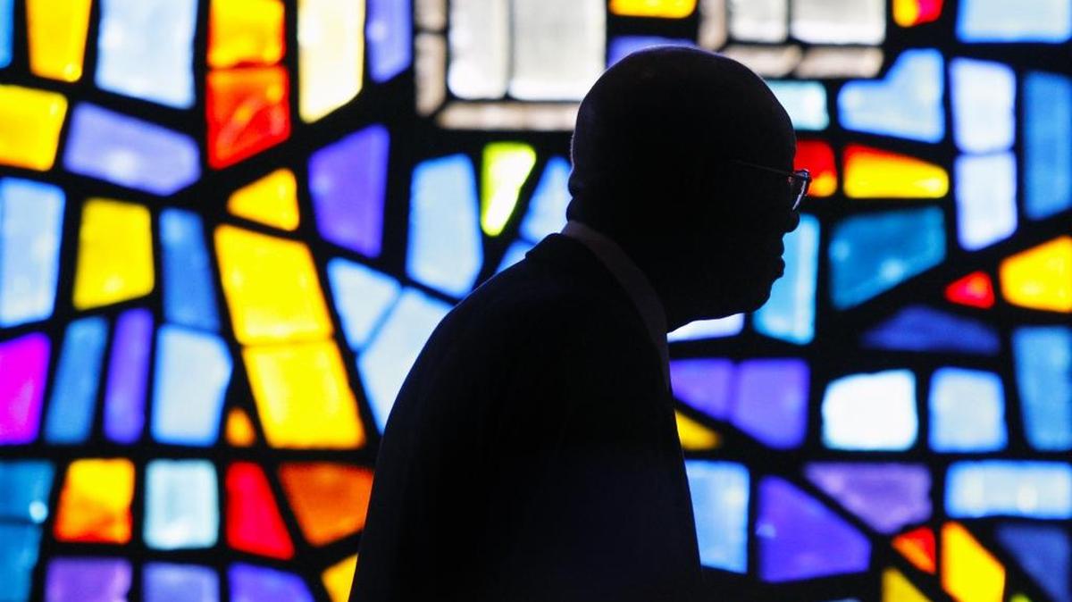 First Baptist Church-West, northwest of uptown on Oaklawn Avenue, is home to traditional hymns, stained-glass symbols and learned, dynamic preaching.