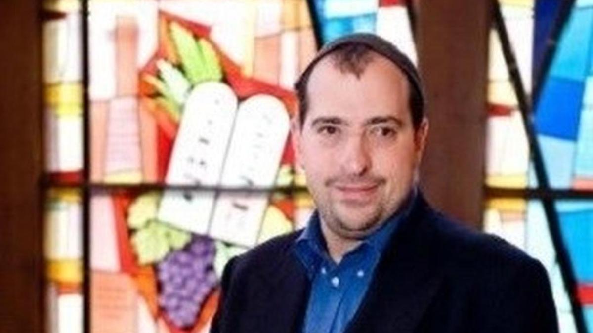 Rabbi Ilan Glazer leads Beth Sholom Synagogue in Memphis, Tenn. He has been ordained as a Maggid and a Jewish inspirational storyteller. His blend of humor, music and insight makes him a popular guest nationwide.