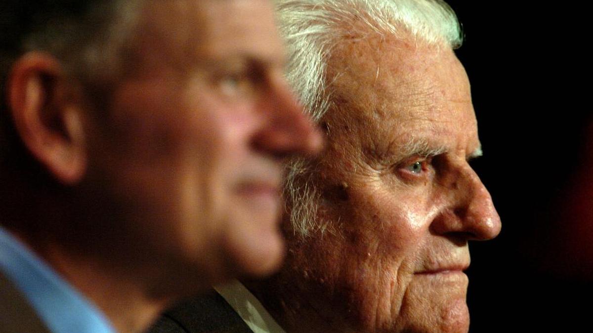 
4/23/2005 With son Frankling Graham at his side, Charlotte native, Rev. Billy Graham, returns to his hometown to dedicate the new headquarters of the Billy Graham Evangelistic Association Saturday morning. TODD SUMLIN-STAFF PHOTO 
