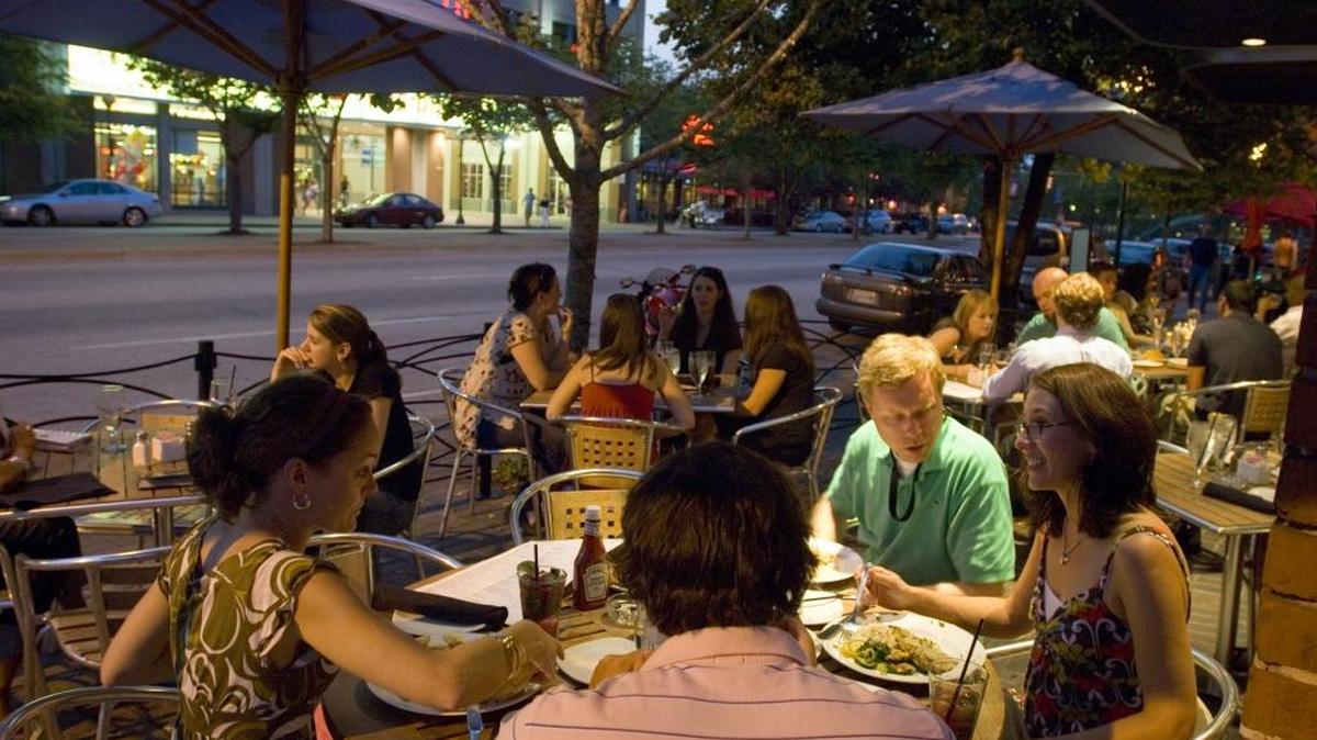 There are many great dining options – indoors and outside – in Chattanooga.