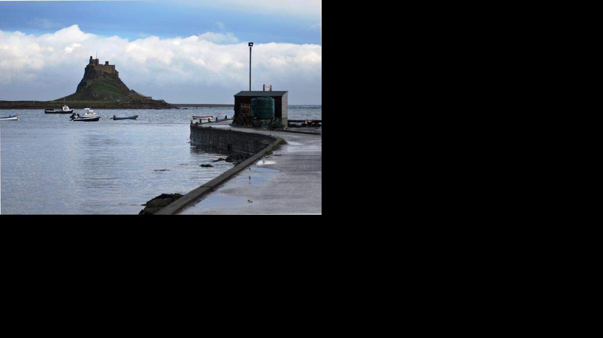 
Lindisfarne Castle from the harbour on a rainy day: The historic island off England’s North Sea coast can be driven to – but only at low tide.
