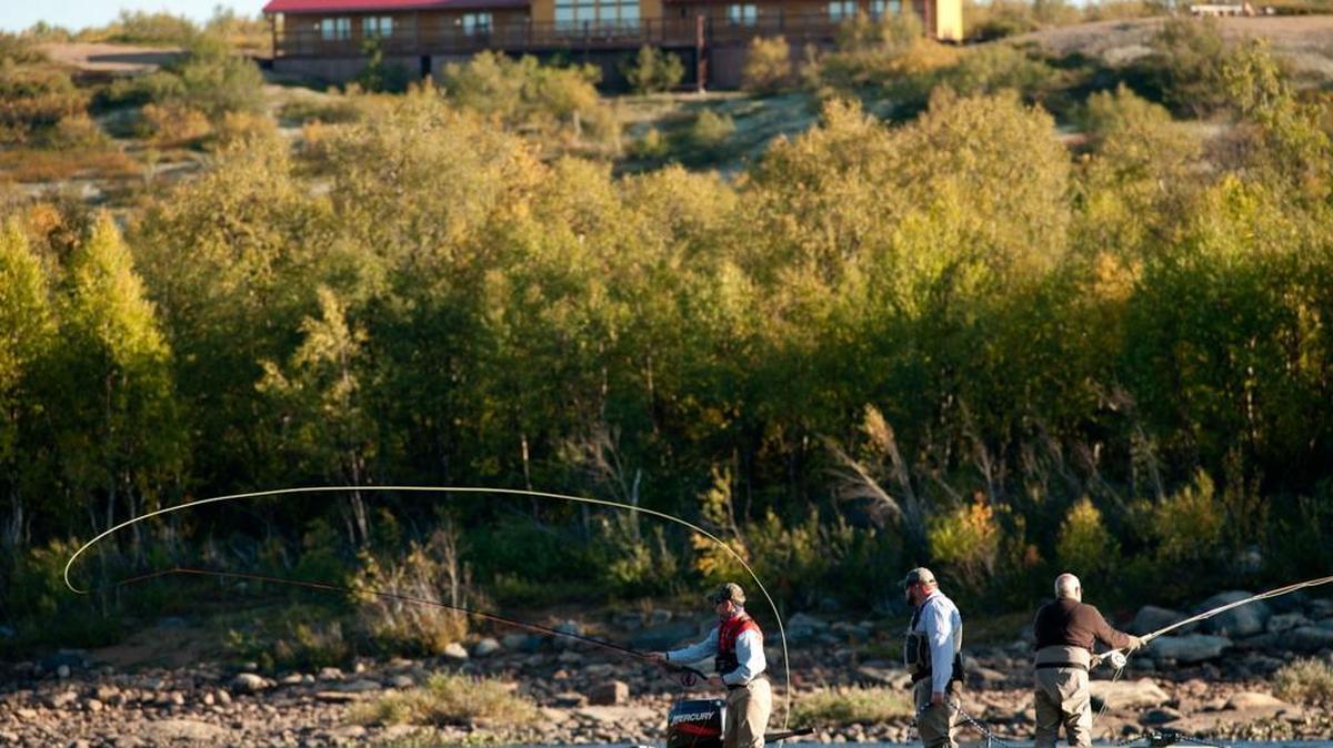 A river of salmon awaits in Arctic Russia: Ryabaga Camp isn’t easy to reach – unless you’re a prime fish. The sports resort is carved out of tree-free tundra-like wilderness.