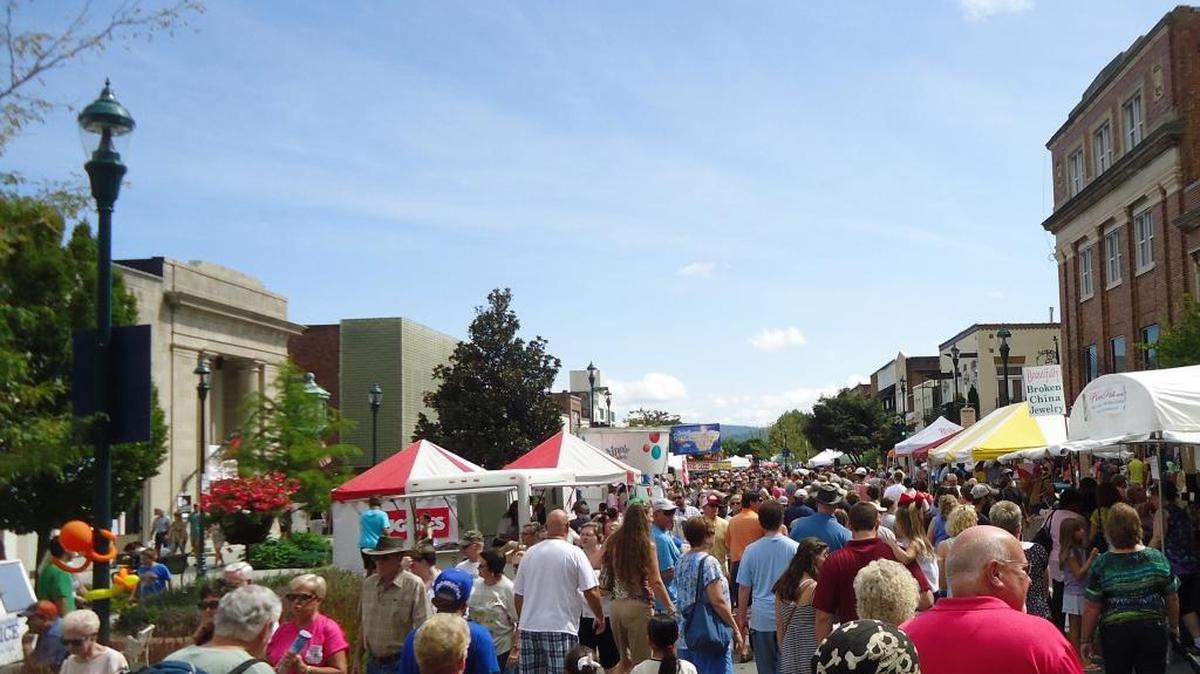 
Over Labor Day weekend, you’ll find about 250,000 apple lovers in downtown Hendersonville.

