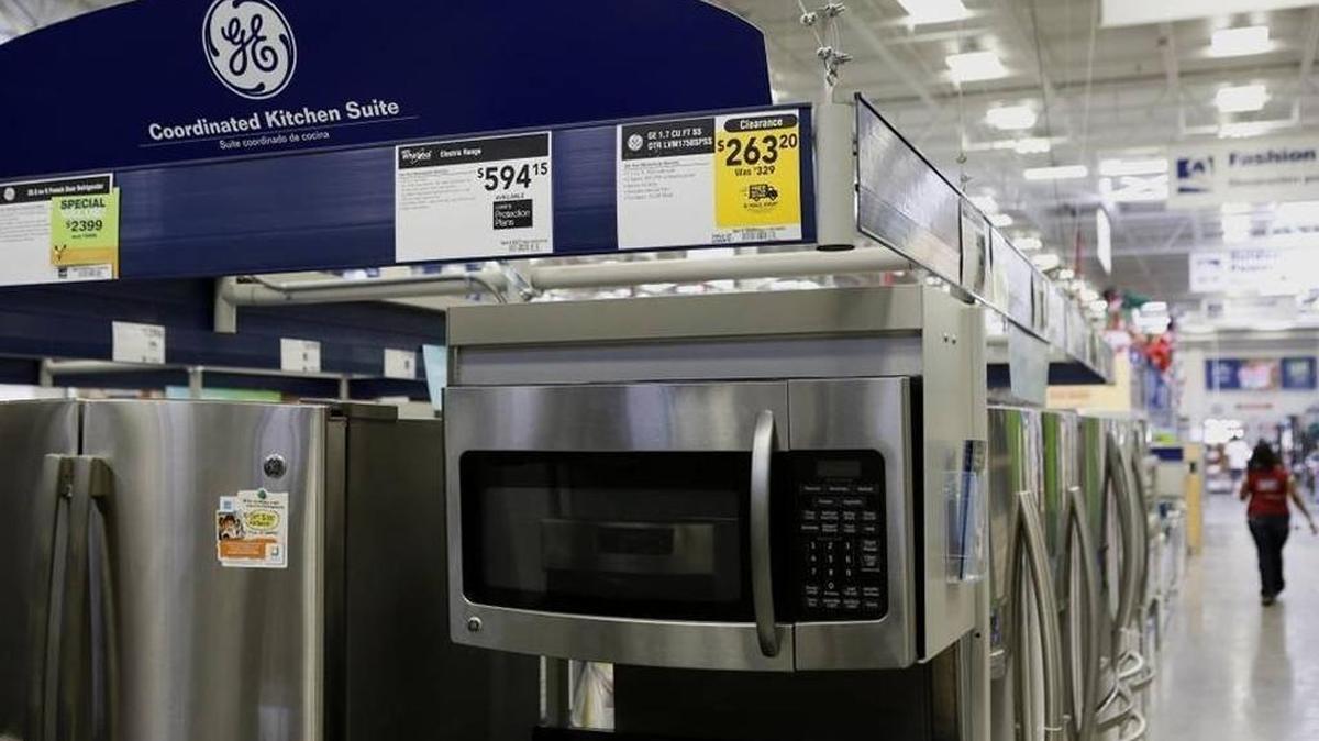 A General Electric Co. (GE) refrigerator and microwave oven are displayed for sale at a Lowe’s Cos. store in Torrance, California, U.S, on Oct. 17, 2013. Electrolux AB agreed to buy General Electric Co.’s home-appliances unit for $3.3 billion in cash in September 2014, a deal the Justice Department tried to block before GE ultimately called off the deal on Dec. 7.