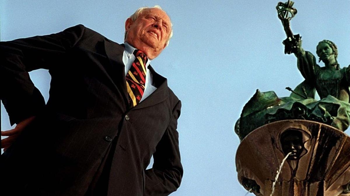 
Former Mayor John Belk in front of the Queen Charlotte fountain at Charlotte Douglas International Airport in 1997. As mayor in the 1970s, Belk fought for airport bonds to expand existing facilities and add a terminal. Voters approved the bonds in 1978.
