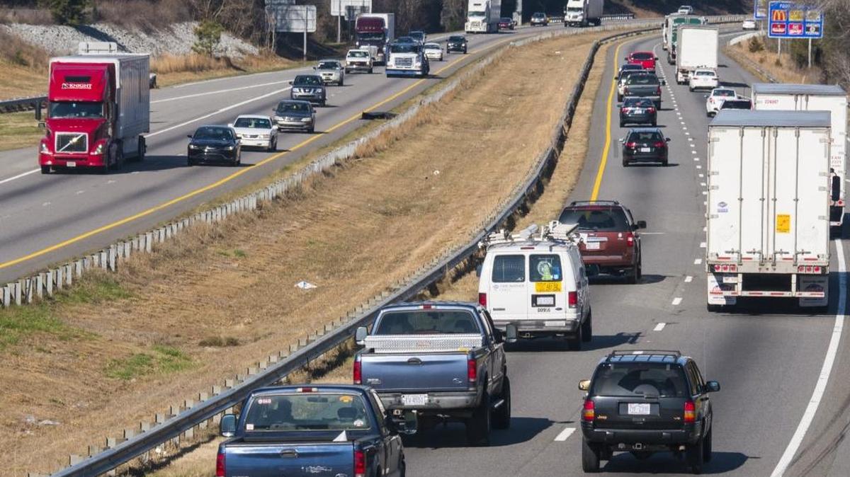 Traffic on I-77 North of Charlotte looking north from the Highway 21 bridge.