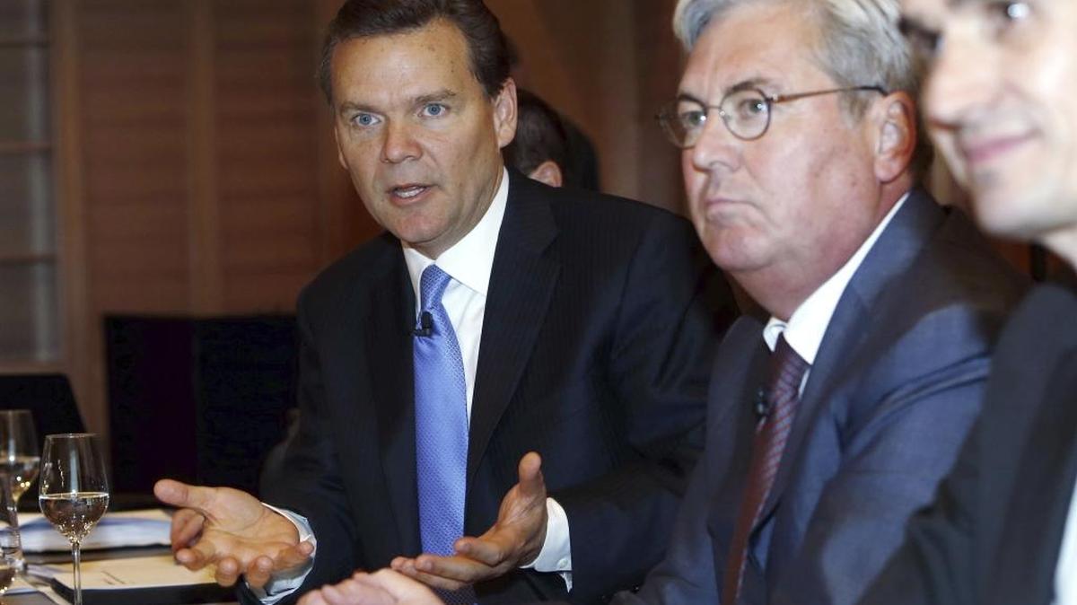 Peter Huntsman, President and CEO of Huntsman, left, speaks next to Hariolf Kottmann, CEO of Clariant, right, during a press conference, in May. Swiss specialty chemicals maker Clariant and The Woodlands, Texas-based Huntsman Corp. called off their merger Friday.