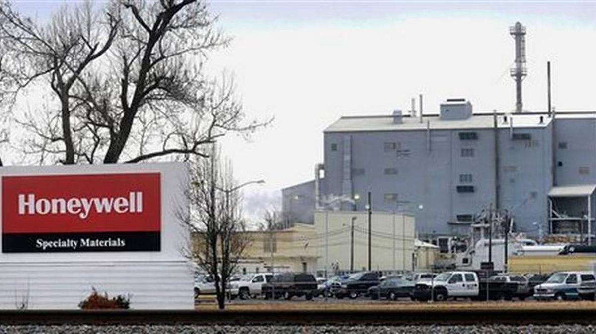 This Jan. 18, 2011, file photo shows the Honeywell Specialty Materials plant in Metropolis, Ill. Honeywell International Inc. said Tuesday, March 1, 2016, that it is abandoning its $90 billion buyout attempt of rival United Technologies. United Technologies Corp. had rejected the offer, saying a tie-up of the two industrial conglomerates would never be approved by anti-trust regulators.