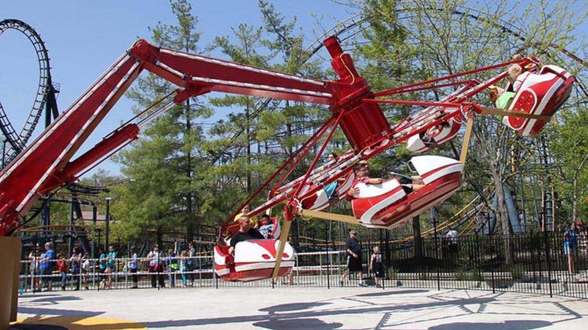 The Troika features overhead tilting arms to swirl riders.