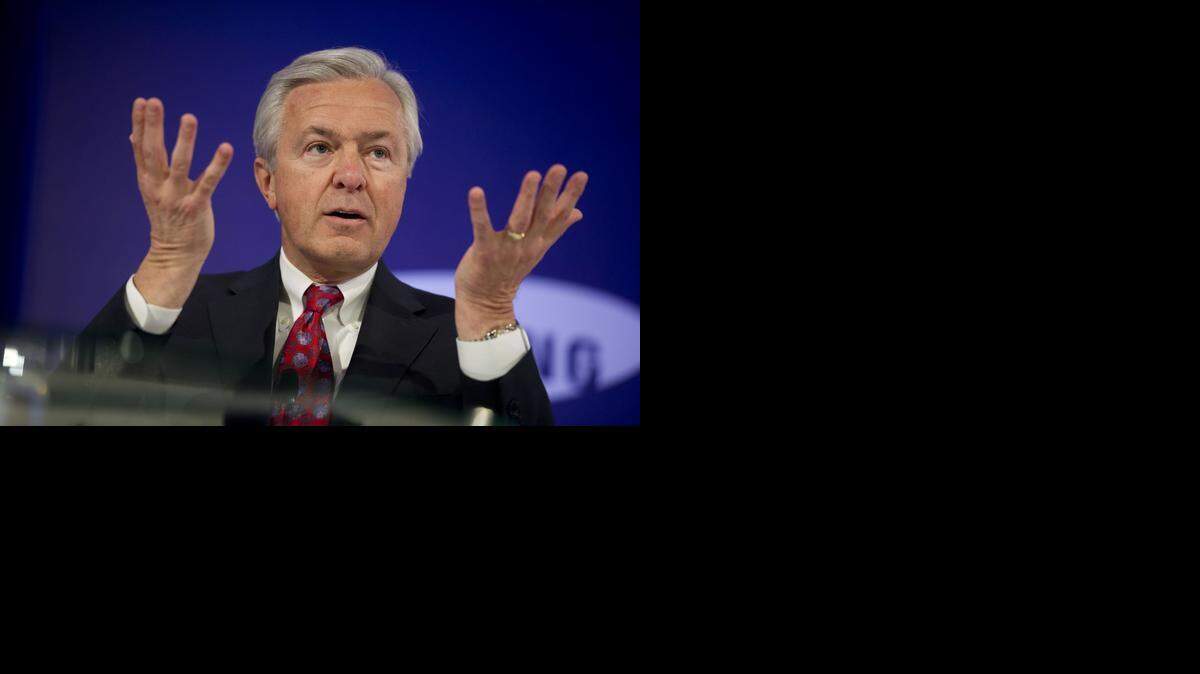
Wells Fargo CEO John Stumpf was awarded 18,061 in restricted shares worth $1 million for his work in 2014, the San Francisco-based lender disclosed Thursday. The award matched the $1 million value of the 21,702 shares he was awarded a year ago.

