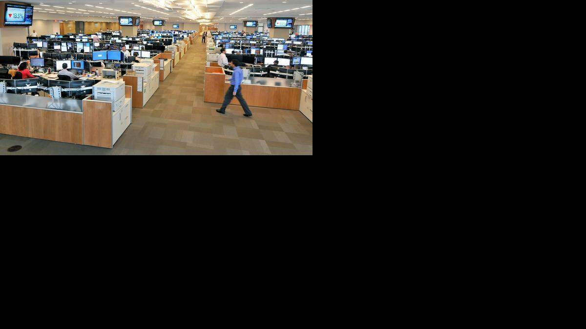 
Wells Fargo’s trading floor in the Duke Energy building, where the bank has fixed-income traders. Industrywide, fixed-income traders are expected to see their bonuses for performance in 2014 shrink by as much as 10 percent, according to a report from New York-based compensation consultant Johnson Associates.
