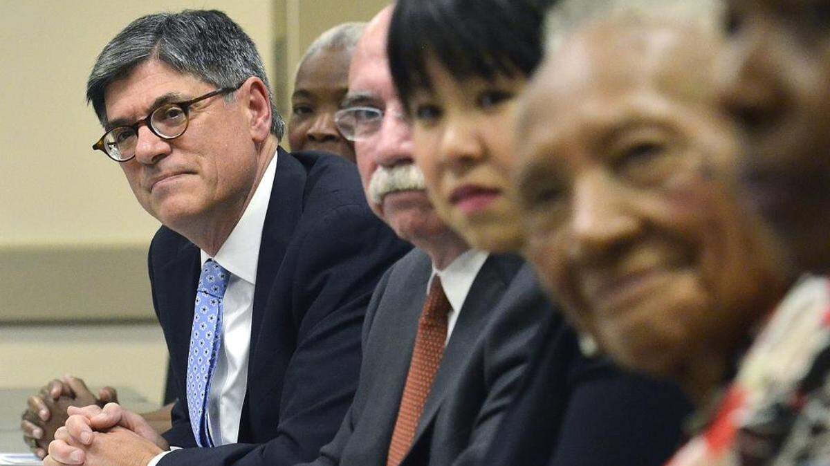 
U.S. Treasury Secretary Jacob J. Lew (left) came to Charlotte, North Carolina on Wednesday, August 19, 2015 to highlight the Obama Administration's commitment to fostering economic growth through innovation and manufacturing. Secretary Lew also participated in a roundtable with local residents hosted by Charlotte Mayor Dan Clodfelter to discuss currency redesign and the new $10 bill.
