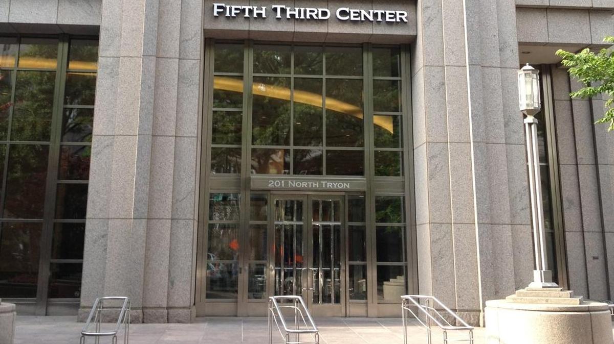 Bank of America has renewed its lease at uptown’s Fifth Third Center and will take on additional space, in a move that puts it occupying nearly half the 30-story building, Cousins Properties announced Wednesday.