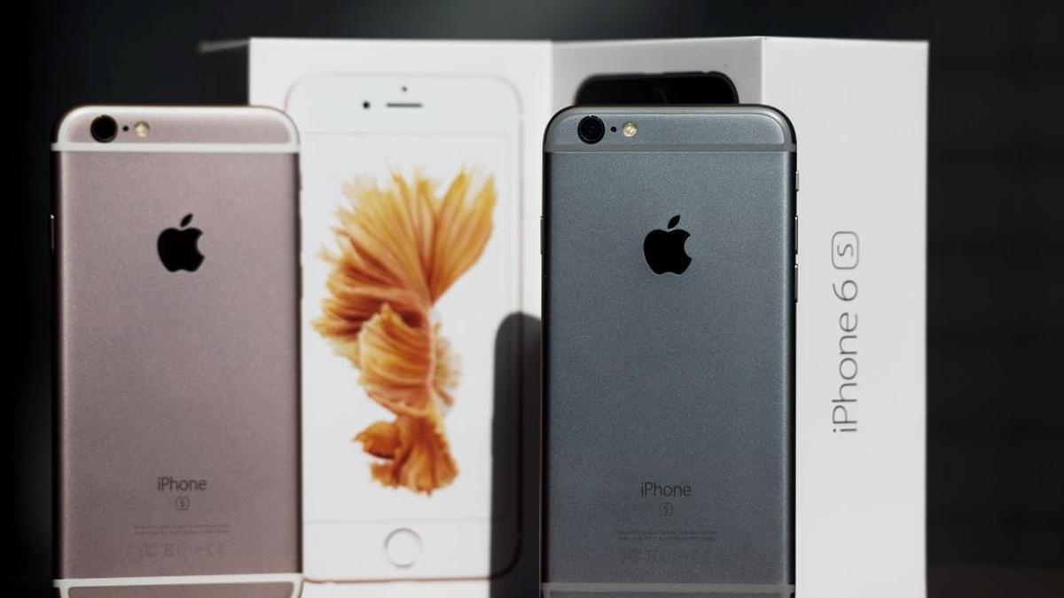 
Apple Inc. iPhone 6s smartphones stand next to packaging boxes in an arranged photograph in Hong Kong, China, on Sept. 25. The latest models, following last year’s hugely popular design overhaul that added bigger screens, may not match the success of previous releases, according to analysts. 
