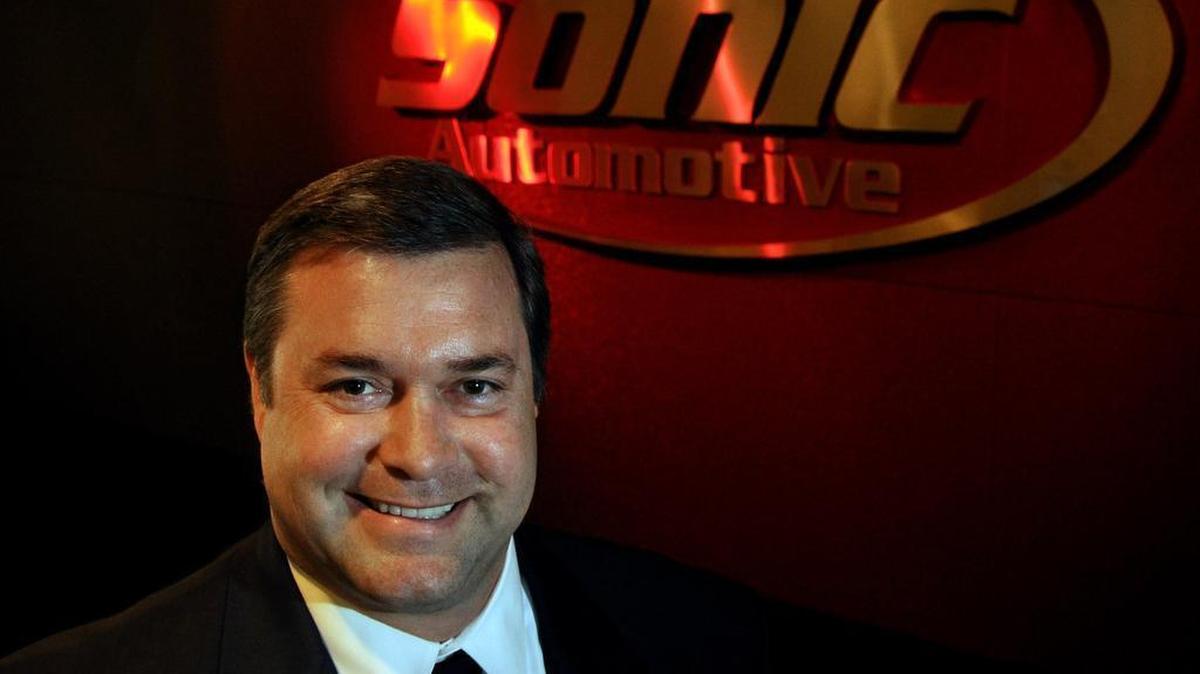After three years heading the car dealership chain founded his father, Scott Smith has stepped down as CEO of Charlotte-based Sonic Automotive to spend more time with his family.