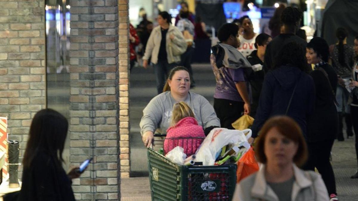 Shoppers at Northlake Mall on Black Friday, Nov. 27, 2015.