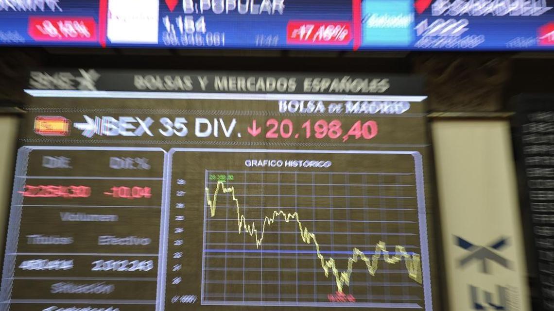 A board at the Madrid stock exchange reflects the global selloff following Britain’s vote to leave the European Union. U.S. stocks fell sharply in early trading.