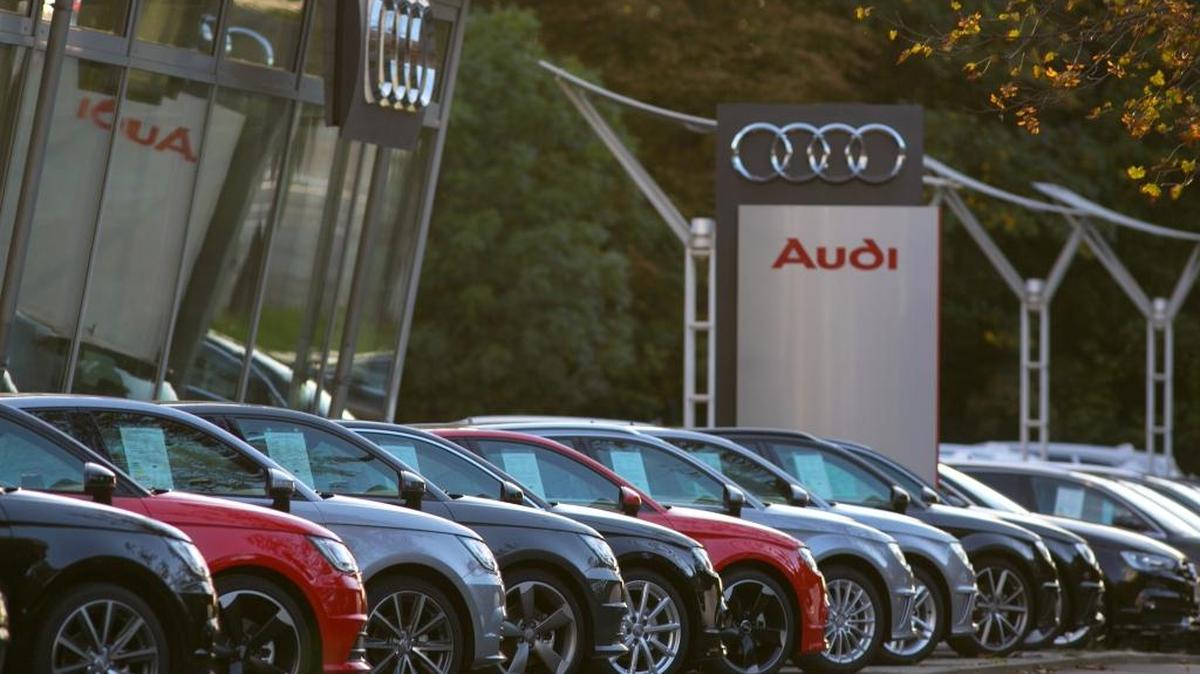 
Audi AG automobiles, produced by Volkswagen AG, stand on the forecourt of an Audi showroom in Leipzig, Germany, on Sept. 27. 
