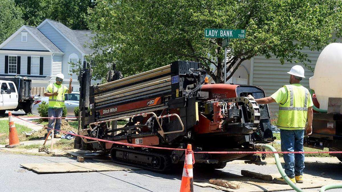 
Contractors install fiber optic cable lines for Google Fiber in Highland Creek. The work has brought its share of construction-related inconveniences to the neighborhood, some residents say.

