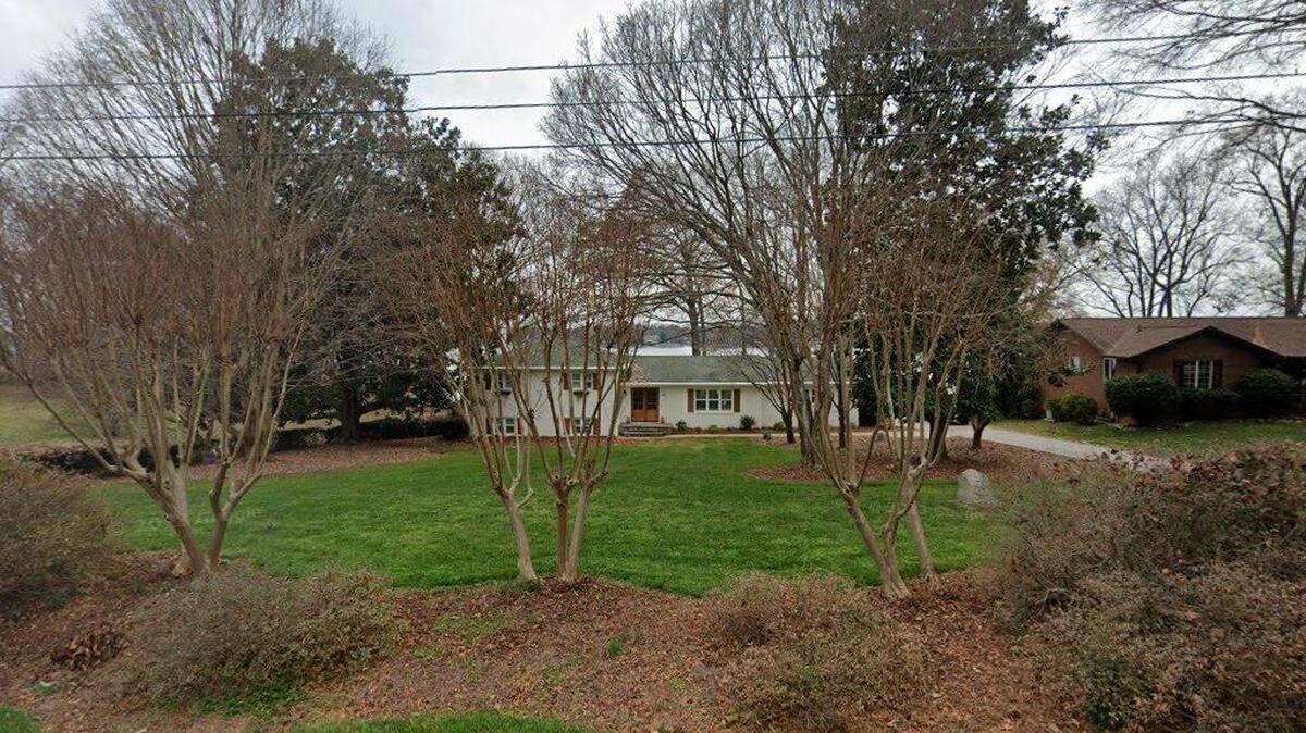 House on 100 block of Lakefront Drive