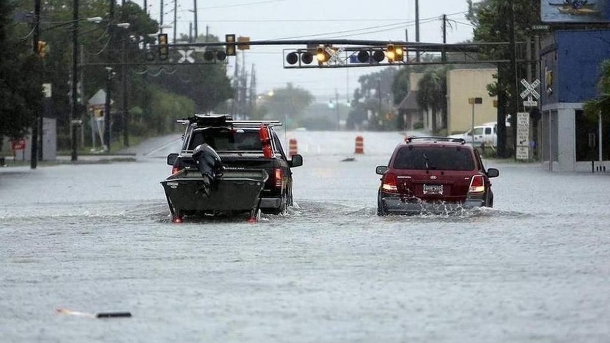 
Several cars are submerged in the flood throughout Georgetown, S.C. on Sunday, Oct. 4, 2015. Janet Blackmon Morgan jblackmon@thesunnews.com
