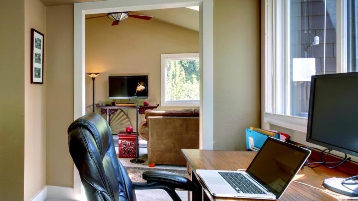 Small Business Professor: Professional phone services a good investment for home-based businesses