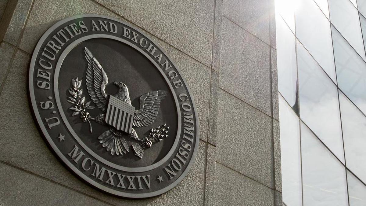 
The seal of the U.S. Securities and Exchange Commission at SEC headquarters in Washington. The commission voted Wednesday to order most public companies to disclose the ratio between their chief executives' annual compensation and median, or midpoint, employee pay. The new rule will take effect starting in 2017. 
