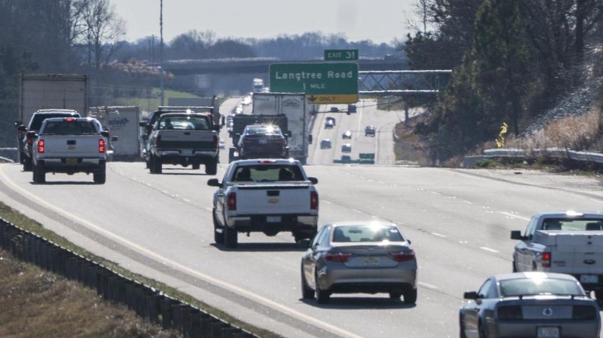 Traffic on I-77 North of Charlotte looking south from the Highway 21 bridge where it crosses the interstate.