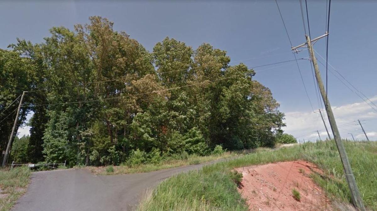 Dixie River Road and Shopton Road, where Pollack Shores is planning to build 330 apartments.
