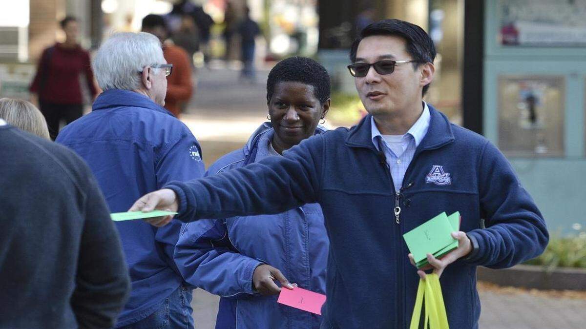 A year ago Hyong U Yi’s wife Catherine Zanga died after battling cancer. On Friday, Nov.20, 2015 Yi and their two children Anna, 10 and Alex, 7, handed out love notes in her honor to passersby on Tryon Street.