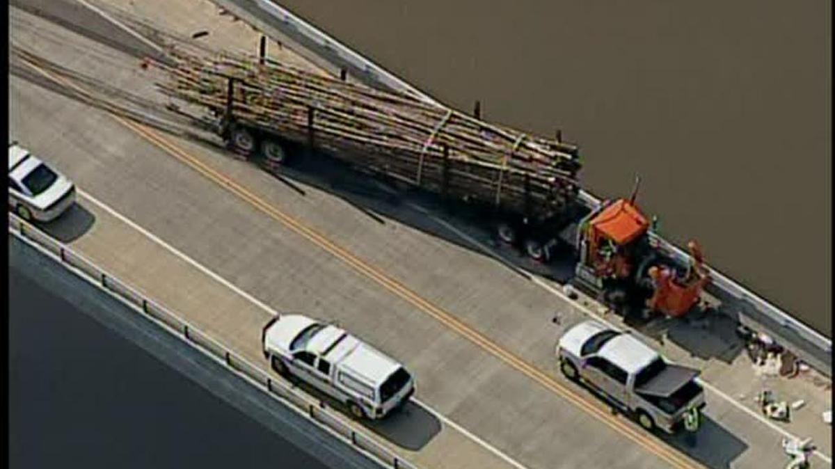 
Collision of Honda and logging truck send fuel into Catawba River.
