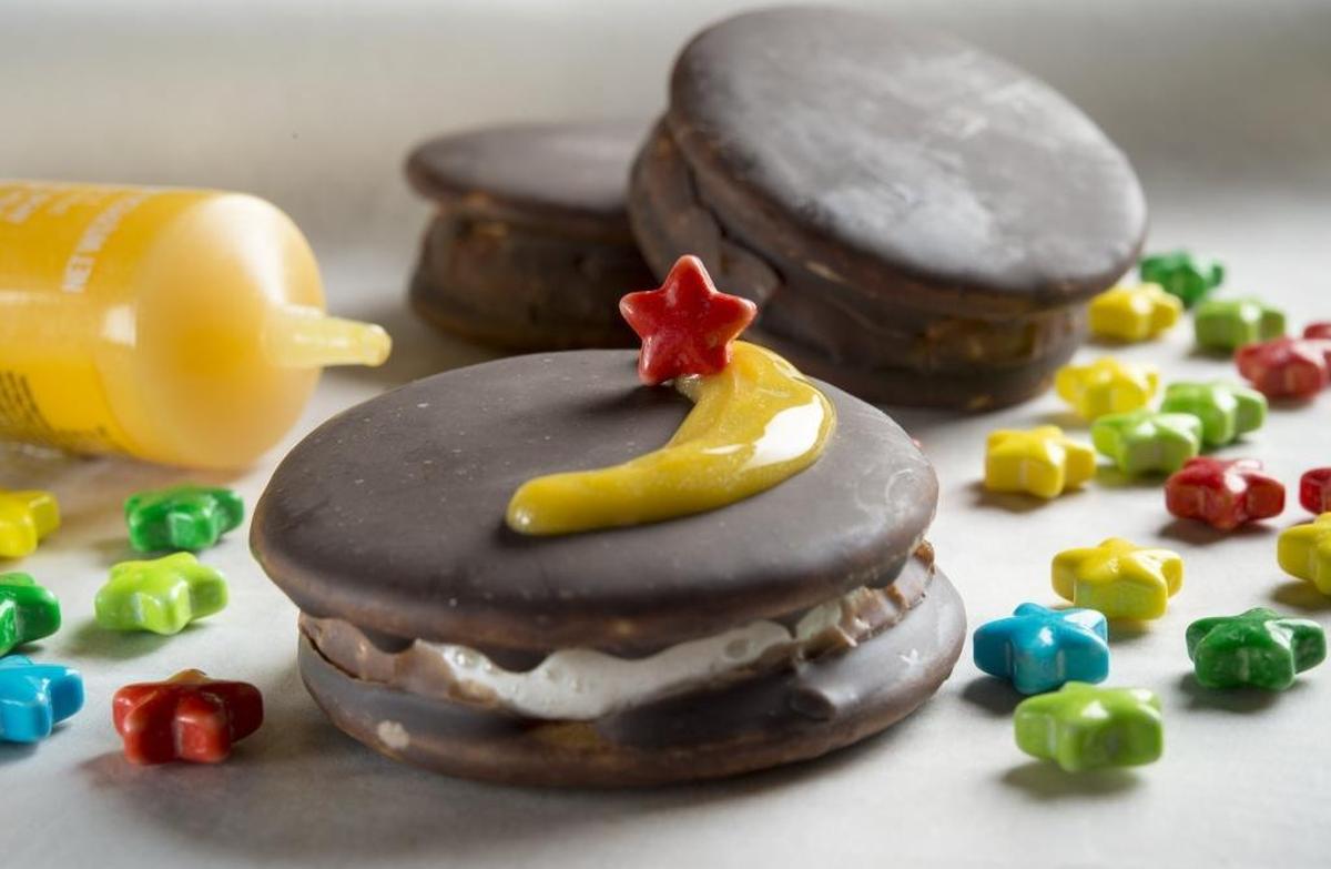 Some of the eclipse weddings are planning to serve Moon Pies as appetizers on Monday.