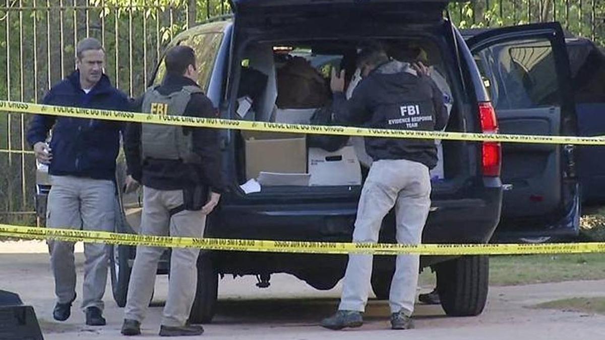 FBI agents collect evidence at the Atlanta apartment where Frank Janssen was held in 2014. Janssen’s kidnapping was orchestrated by a N.C. inmate who used a smuggled cellphone.