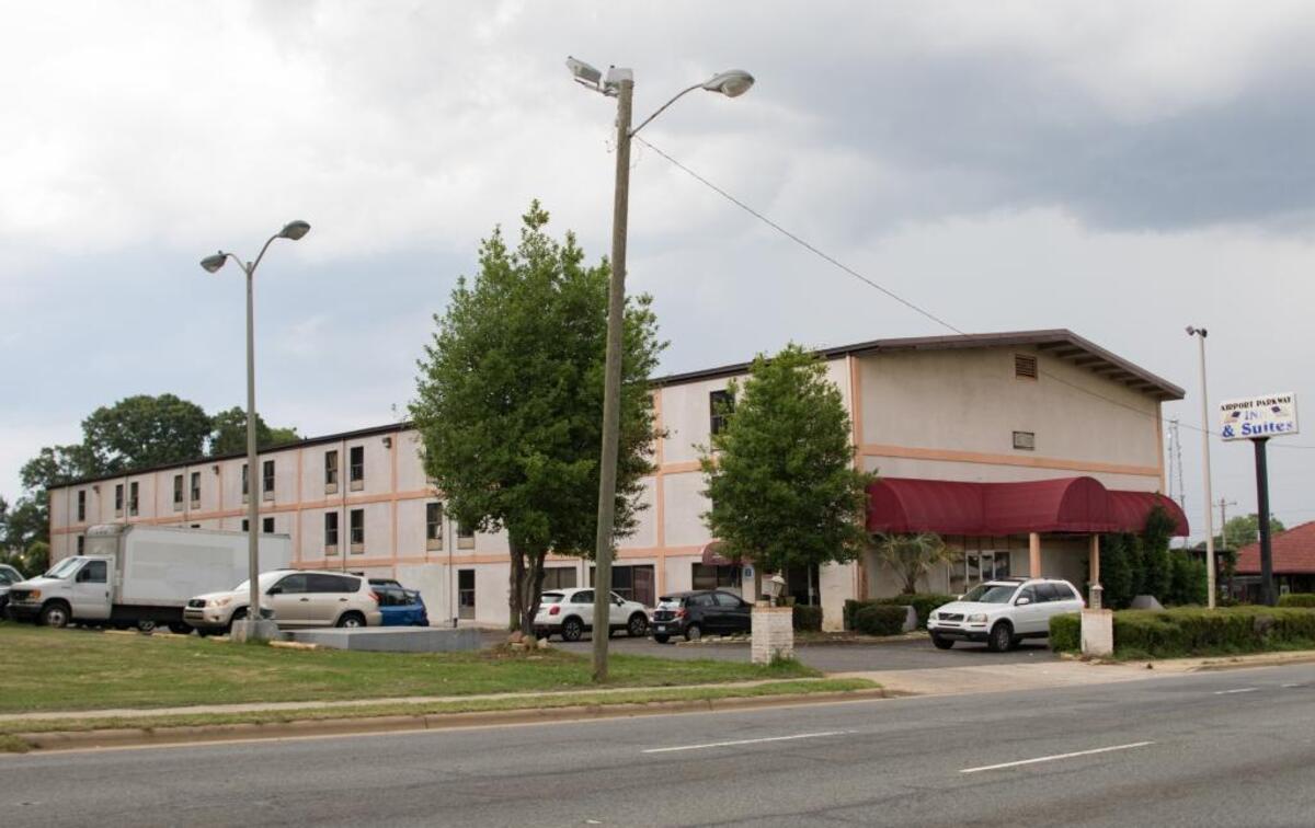 The Airport Parkway was part of a hidden housing sector in the city, where hundreds of people suffering from addiction and mental illness, or simply with little money, rely on weekly hotels and motels for permanent shelter. The inn has been cited for more than 20 violations since the beginning of 2015.
