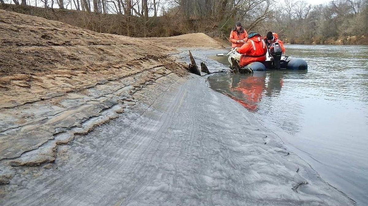 
U.S. Fish and Wildlife Service officials collect samples following Duke Energy’s spill of coal ash into the Dan River in February 2014. 
