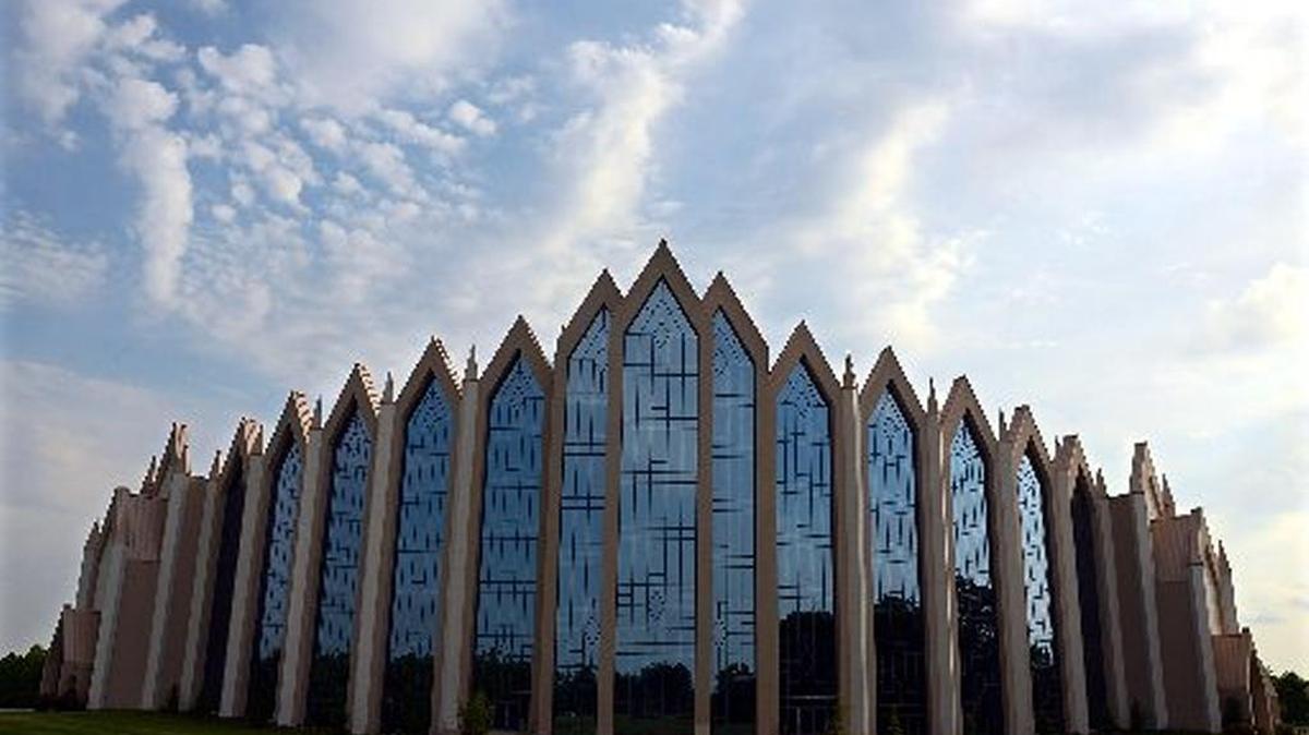 Calvary Church, a non-denominational evangelical mega-church in south Charlotte, has settled a lawsuit with parents who said their children were dismissed from its day care because of medical conditions.